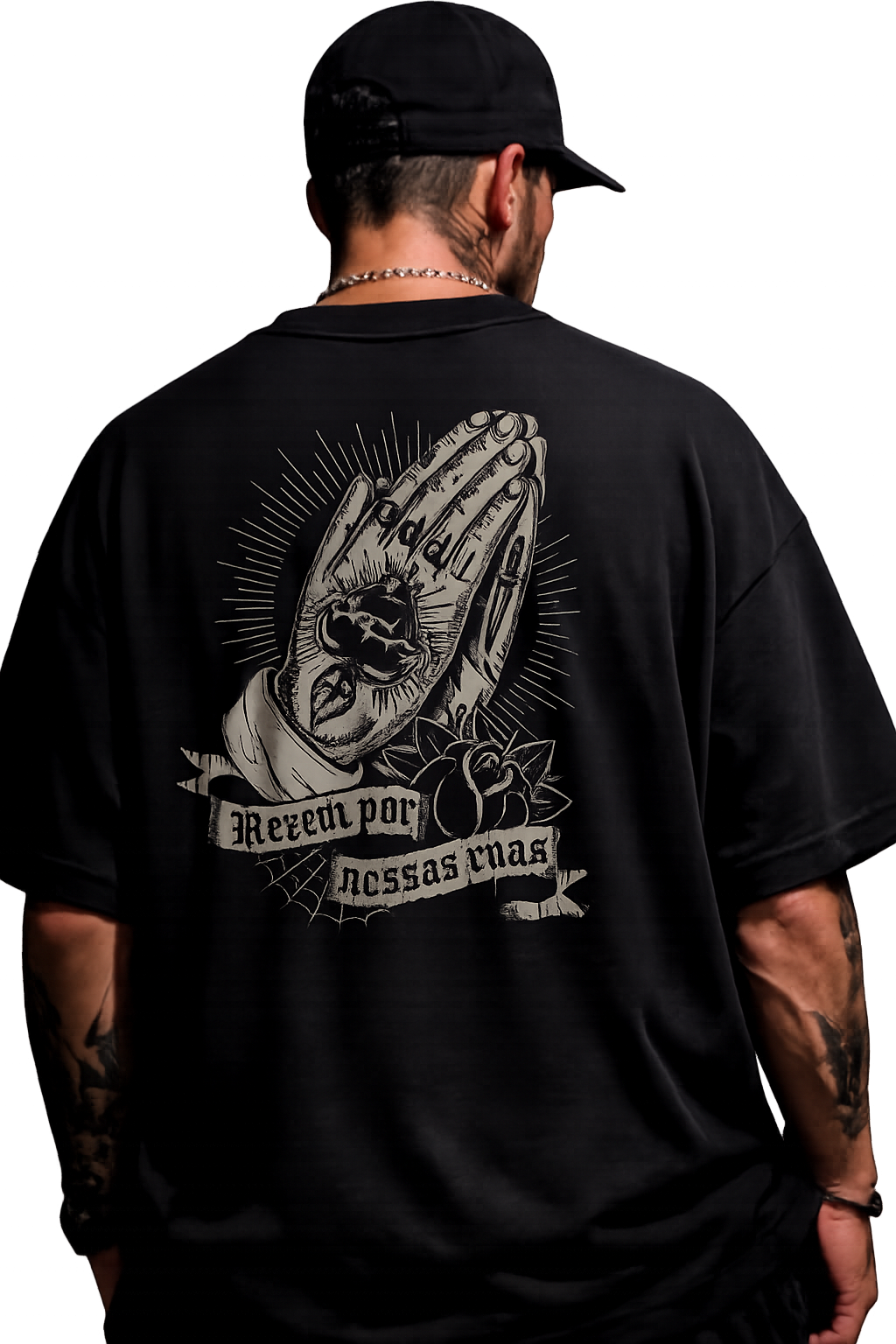 Modelo usando camiseta Trapped